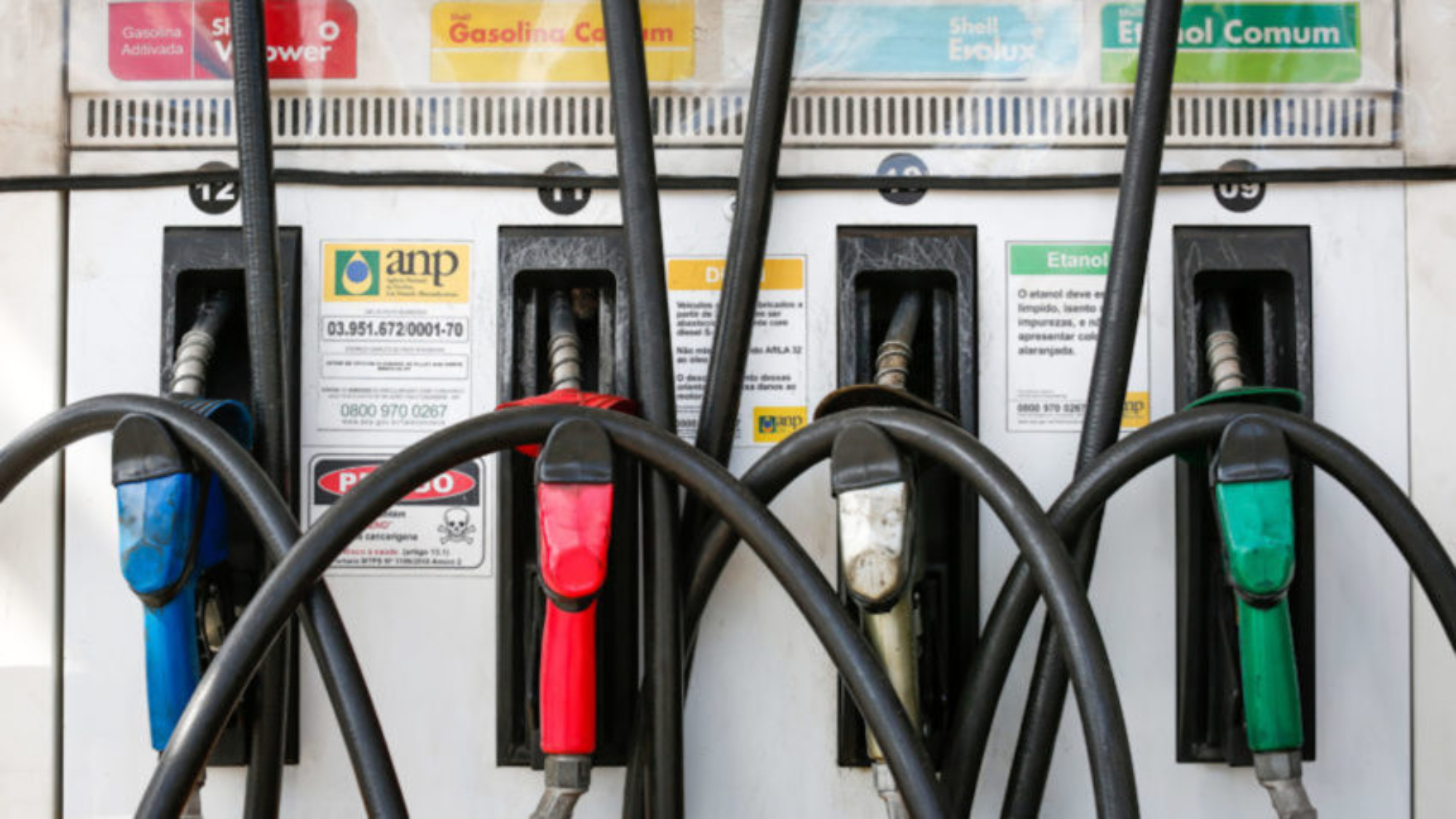 Os novos preços para a gasolina e o óleo diesel chegam as bombas dos postos de combustíveis de Brasília. A Petrobras anunciou o reajuste no valor da gasolina passou de R$ 3,86 para R$ 4,06 por litro. O valor do diesel passará de R$ 4,91 para R$ 5,61 por litro. O aumento percentual da gasolina foi de 5,18%. Já o do diesel foi de 14,26%. Sérgio Lima/Poder360 18.jun.2022