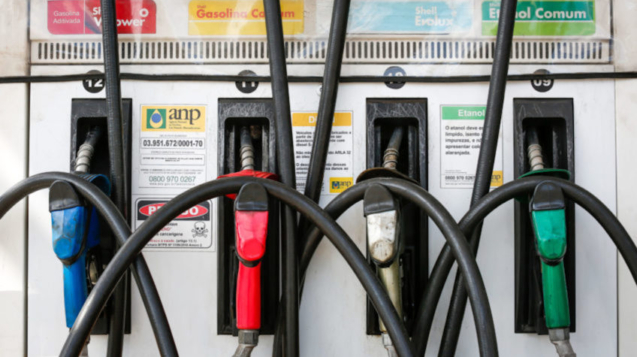 Os novos preços para a gasolina e o óleo diesel chegam as bombas dos postos de combustíveis de Brasília. A Petrobras anunciou o reajuste no valor da gasolina passou de R$ 3,86 para R$ 4,06 por litro. O valor do diesel passará de R$ 4,91 para R$ 5,61 por litro. O aumento percentual da gasolina foi de 5,18%. Já o do diesel foi de 14,26%. Sérgio Lima/Poder360 18.jun.2022