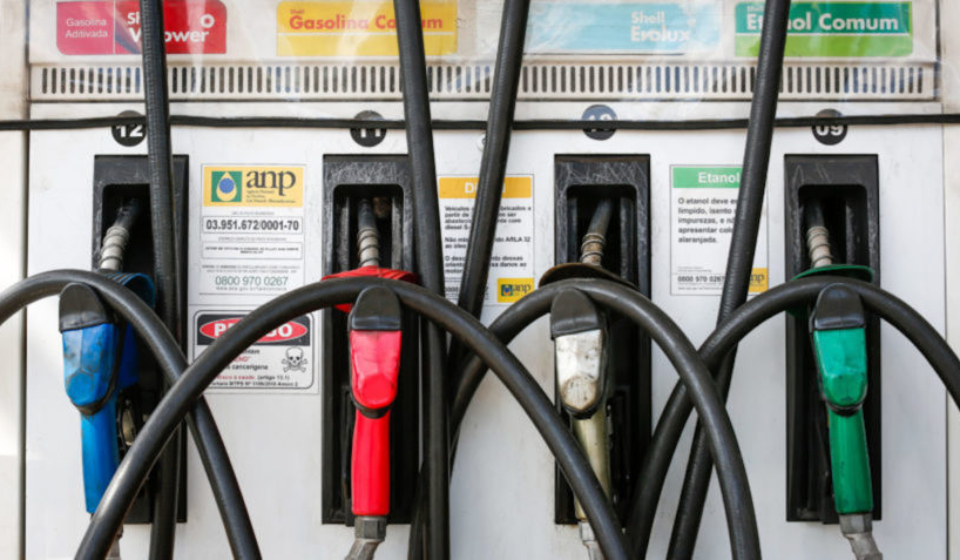 Os novos preços para a gasolina e o óleo diesel chegam as bombas dos postos de combustíveis de Brasília. A Petrobras anunciou o reajuste no valor da gasolina passou de R$ 3,86 para R$ 4,06 por litro. O valor do diesel passará de R$ 4,91 para R$ 5,61 por litro. O aumento percentual da gasolina foi de 5,18%. Já o do diesel foi de 14,26%. Sérgio Lima/Poder360 18.jun.2022